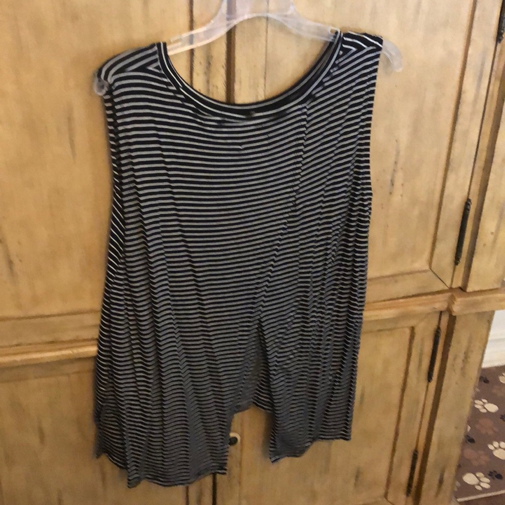 Old navy split back tee - Picture 2 of 2